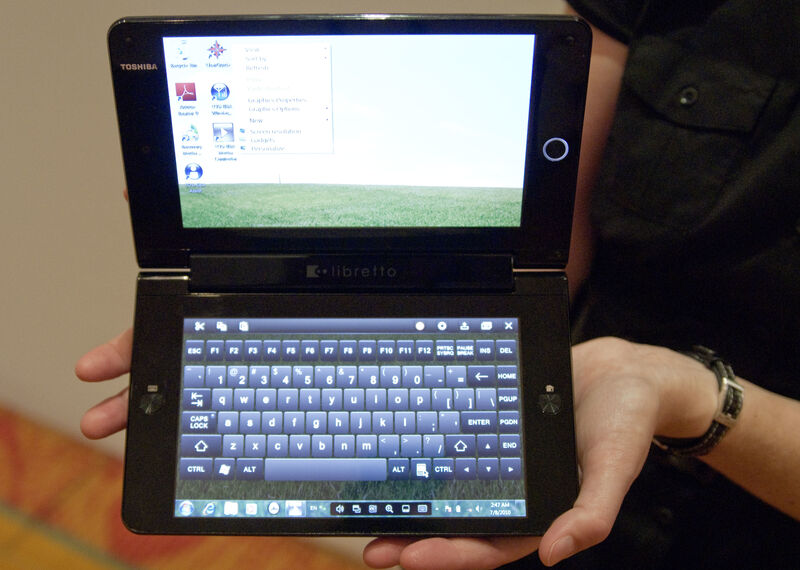 Eine Kreuzung aus Netbook und Tablet ist der Libretto W100 von Toshiba: Das kompakte Gerät kombiniert zwei Touchscreens im Format von sieben Zoll Diagonale. (Archiv: Vogel Business Media)