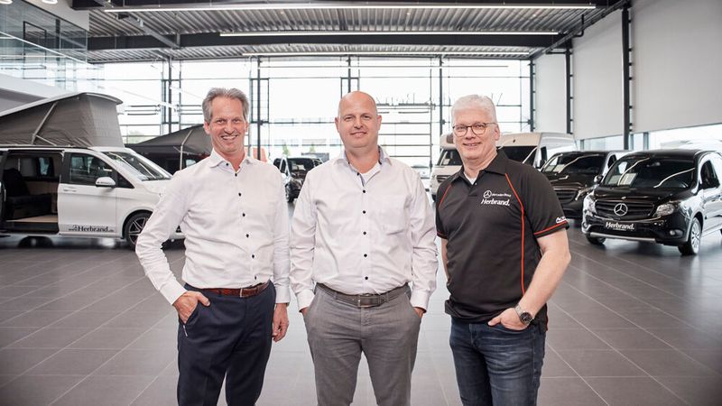 Die operative Führung in Krefeld-Fichtenhain haben (v. l.) Jos Vaessen (Geschäftsführer Service), Lucas Degen (Verkaufsleiter Transporter) und Eckhard Prewitz (Verkaufsleiter Lkw) inne. (Bild: Herbrand)