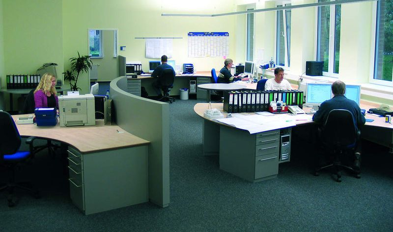 Mitarbeiter an CAE-Arbeitsplätzen der BSG. Rund 80 Prozent der Anlagen exportiert man ins Ausland (Archiv: Vogel Business Media)