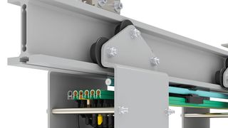 Das Handhabungssystem Bandoberkonstruktion besteht aus einem Aluprofil und einem Kompakthalter mit Stromschiene, Leckwellenleiter und Positioniersystem. (Bild: Paul Vahle)