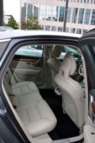 Die Sitze im Volvo S90 wurden neu entwickelt: Die Rückenlehnen kommen ohne dicke Polster aus. Das sorgt auch für mehr Platz im Fond. (Mauritz)