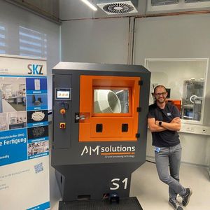 Kevin Popp ist begeistert von der neuen Anlage: „Die S1 schafft es selbst komplexeste Bauteile, wie Brain Gears mit ihren filigranen Zahnrad-Geometrien, in großen Mengen bei stets gleichbleibender Qualität zu bearbeiten. Während wir vorher für 300 Stück einen ganzen Tag fürs Strahlen mit schwankenden Ergebnissen benötigt haben, schaffen wir das nun in 15 Minuten bei bester Oberflächenqualität.“ (Bild:  SKZ)