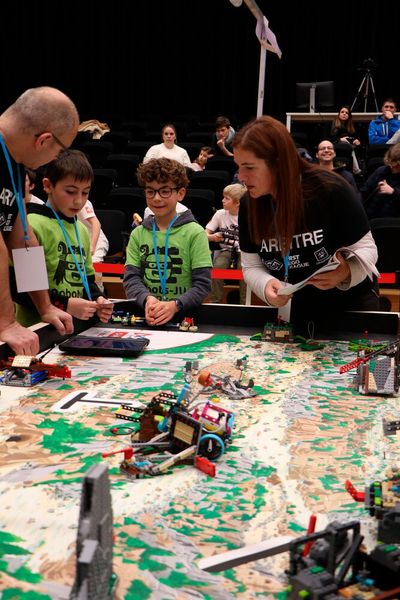 La finale suisse du concours de robotique First Lego League se tiendra le 21 février 2026 au Forum de l'Arc à Moutier. (Source : Robots-Ju)