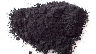 Der neueste Ceresana-Report zum Thema Füllstoffe ist online abrufbar! Daraus geht hervor, dass neben Calciumcarbonat, der Industrieruß an Bedeutung gewinnt – sowohl als Pigment aber auch in seiner verstärkenden Wirkung beim Einsatz in Kautschuk- und Gummiprodukten. (Bild: Wikipedia)