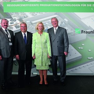 Auf der Abschlussveranstaltung der Innovationsallianz InnoCaT (von links): Prof. Dr. Reimund Neugebauer, Dr. Hubert Waltl, Prof. Dr. Johanna Wanka, sowie Prof. Dr. Martin Winterkorn.