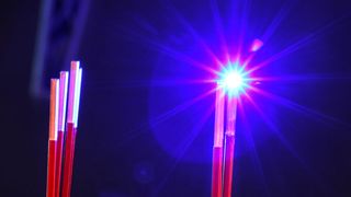 Der Blaulichtlaser ist ideal für die Buntmetallbearbeitung. Hier beim Kontakten von Kupfer-Pins. Und Laserline hat es jetzt geschafft, seine 800-W-Laser auf eine Strahlqualität von 20 mm*mrad zu fokussieren. (Laserline)