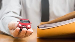 Der Datenausweis Car Pass soll für Halter den Zugriff auf ihre Fahrzeugdaten regeln. Von Lösungen wie diesen können auch Händler profitieren. (Bild: © Narong Jongsirikul - stock.adobe.com)