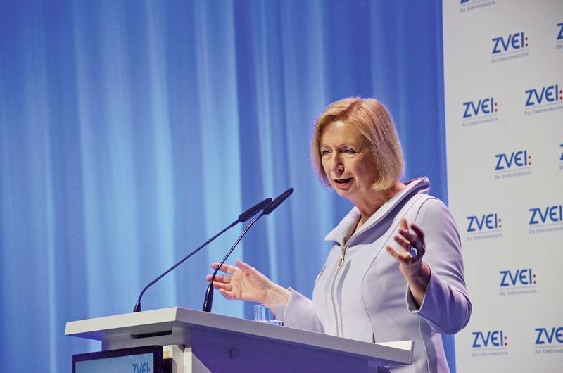 Prof. Johanna Wanka kündigt auf dem ZVEI-Jahreskongress in Berlin weit reichende Investitionen in Bildung und Forschung an. (Jablonski)