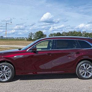 Dank der eleganten Linienführung wirkt das knapp fünf Meter lange Crossover-Modell nicht wuchtig. (Bild:  Mauritz – VCG)