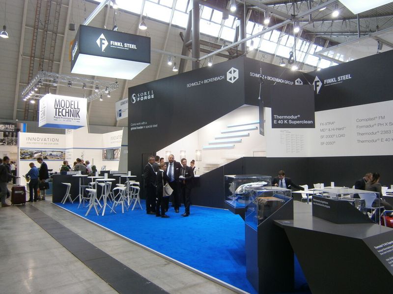 Und ab hier erleben Sie immer wieder, was es sonst noch so auf der Premiere der Moulding Expo zu erleben gab. Mit dabei sind ein Trabi, ein BMW i8, diverser Boliden der Formula Student, ein Rennsimulator, Bauteile, Werkzeugmaschinen und vieles Mehr...die Moulding Expo hat gemäß den Aussagen der Initiatoren ihr Versprechen erfüllt, der Branche eine neue, optimierte Präsentationsplattform zu bieten. (Bild: Königsreuther)