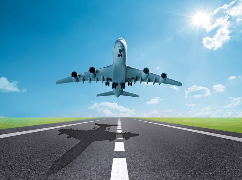 Bild 1: Die Luftfahrtindustrie ist ein Treiber für Leichtbauwerkstoffe. So ist der CFK-Anteil im Flugzeugbau in den vergangenen 20 Jahren von 7 auf etwa 50 % gestiegen.  (© adimas - Fotolia)