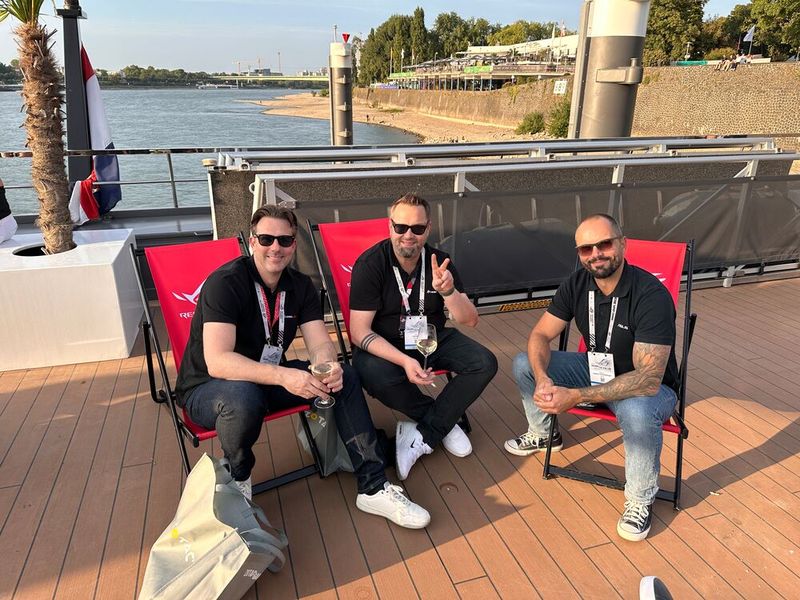 (v. l.) Michael Kiebel & Kai Lehmann (Konnect) und Miguel Guleiof-Schneeberger (ASUS) haben sich die besten Sitzplätze ergattert. (Bild: Vogel IT-Medien GmbH)