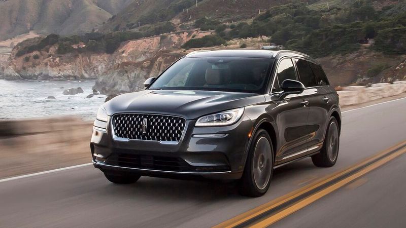 Der Autokonzern Ford muss drei Hybridfahrzeugmodelle wegen Brandgefahr in den USA zurückrufen. Dazu gehört auch der Lincoln Corsair. Schon seit Mai hat es Ford nun mit brandgefährlichen Problemen zu tun.
