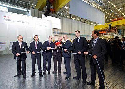 Von links: Peter Hochholdinger, Albrecht Reimold, Frank Dreves (alle Audi) ,Richard Drautz, Staatsekretär im baden-württembergischen Wirtschaftsministerium, Norbert Rank (Audi-Betriebsrat), Peter Stechel und Jürgen Heinzelmann (beide Audi). (Archiv: Vogel Business Media)