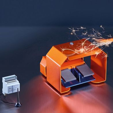 Der robuster Funk-Fußschalter mit vergrößerter Schutzhaube eignet sich ideal für Schweißstationen und schwere Anwendungen.  (Bild: Udo Kowalski )