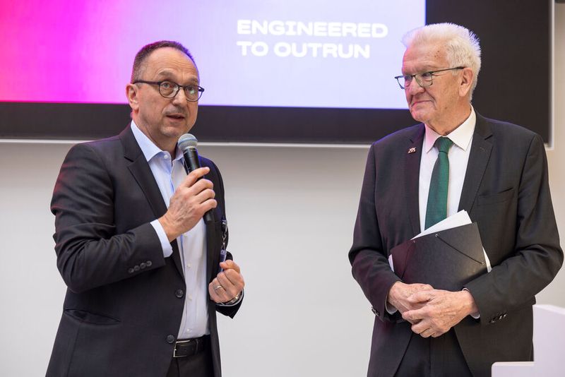 Vorstandsvorsitzender Eric Perotti bedankte sich bei Ministerpräsident Kretschmann für den Besuch.  (Bild: Luca Siermann/ABB)