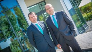 Die Geschäftsleitung der neuen Firma übernehmen mit Carsten Bokholt (rechts) und Karsten  Eichmüller (links) zwei langjährige Führungskräfte aus den eigenen Reihen. (Helmholz)