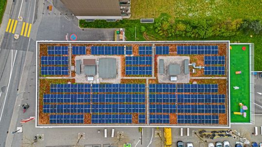 Installation photovoltaïque sur le toit de l'entreprise Eaton au Mont-sur-Lausanne. Installation photovoltaïque sur le toit de l'entreprise Eaton au Mont-sur-Lausanne.