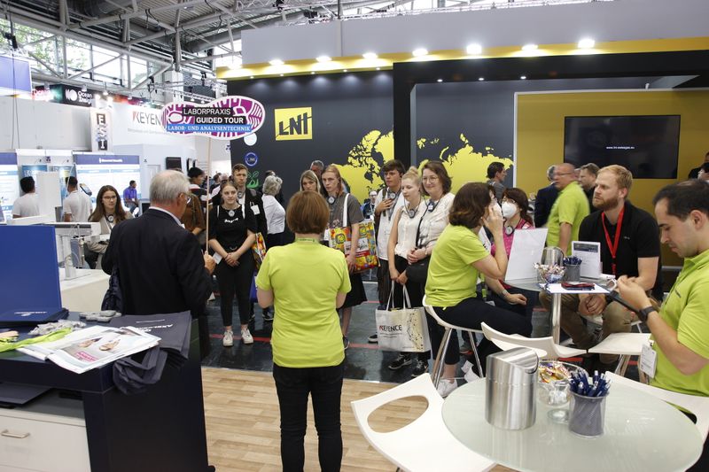 Die Guided Tour HPLC stoppte zuerst bei Axel Semrau. Dort präsentierten die Standmitarbeiter u. a. ein Flash System zur Probenaufgabe von Feststoffen und Flüssigkeiten, eine präperative HPLC mit Autoinjektion sowie ein extragroßes System für die Feststoffprobenaufgabe mit einer 8-kg-Säule. Außerdem zeigten sie das neuste System im Portfolio: eine präperative SFC, die mit überkritischem CO2 eine nachhaltigere Trennung ermöglicht. (LABORPRAXIS, C. Lüttmann)