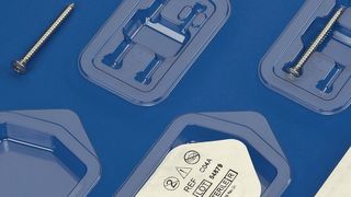 In vakuumgeformten Blistern werden Medizinteile vor Keimen weitgehend geschützt verpackt und ausgeliefert – eine Domäne des Schweizer Unternehmens Medipack, das sich auf die reinraumgestützte Fertigung von Verpackungen für die Medizin- und Pharmabranche spezialisiert hat. (Medipack)