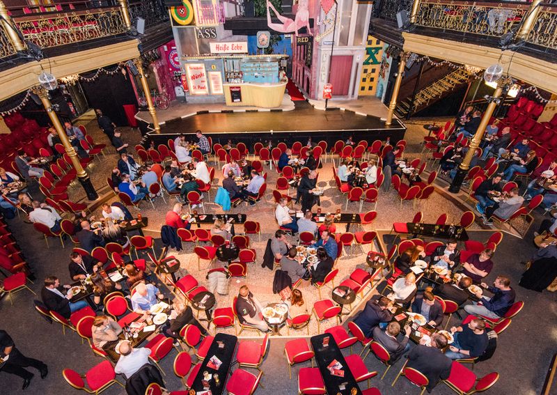 Auf der sündigsten Meile der Welt: das Schmidts TIVOLI auf dem Kiez war der Auftakt zu einem langen und ereignisreichen Partyabend. (Nic Fey)