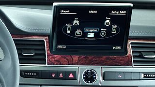 Blick ins Cockpit: Der Audi A8 war das erste Fahrzeug mit integrierter Touchpad-Funktionalität (2010). (Preh)