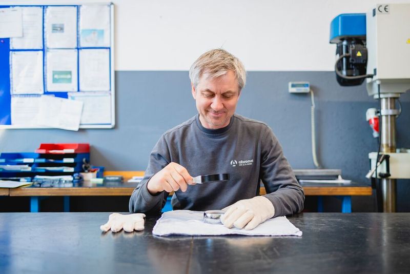 Albromet steht außerdem für sauber verarbeitete Oberflächen bei Metallteilen und dementsprechend hoher Qualität. Den Arbeitsalltag verschönert jetzt Mewa-Arbeitskleidung sowohl um Sommer als auch im Winter ... (Bild: Mewa)
