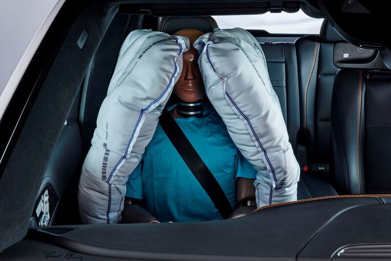 Der Beifahrer wird durch einen umlaufenden Airbag geschützt – unabhängig von der Position des Sitzes. (Daimler)