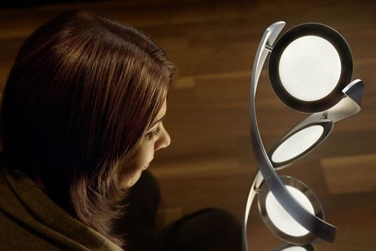 Die weißen OLEDs sind in einer Doppelhelix aus gebürstetem Aluminium angebracht(Osram)