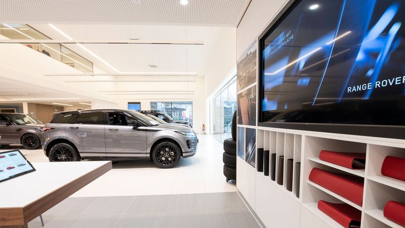 An den Wänden des Chemnitzer Flagship-Stores hängen große Flatscreen-Bildschirme. (Bild: Schneider-Gruppe)