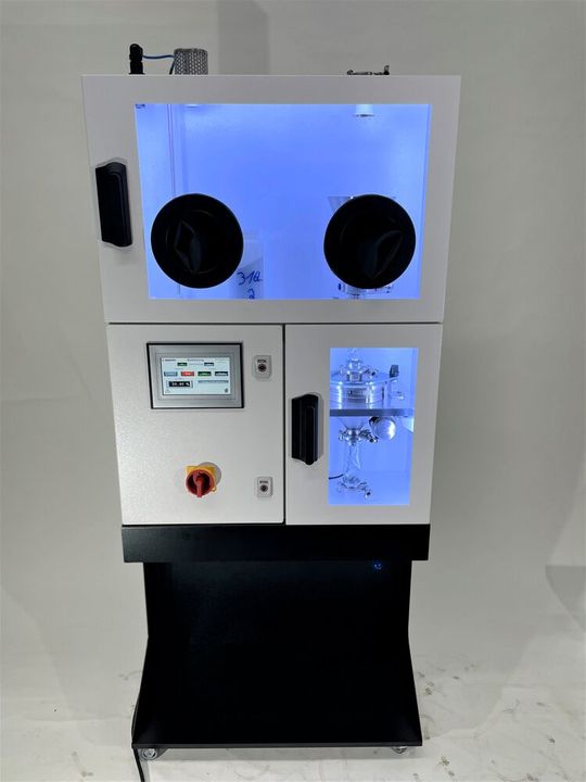 Die Assonic MSS-1000 ermöglicht das Sieben im inerten Pulverkreislauf beim 3D-Druck mit der TruPrint 1000.(Bild:  Assonic Dorstener Siebtechnik GmbH)