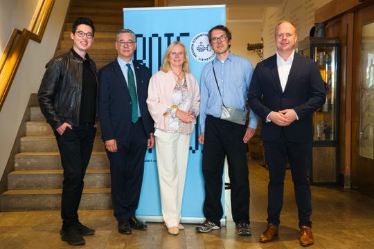 Teilnehmer des Bots & Brews-Events (v.l.n.r.): Prof. Dr. Dennis-Kenji Kipker, Forschungsdirektor des cyberintelligence institute und Professor für IT-Sicherheitsrecht an der Hochschule Bremen; Alexandre Vulic, französischer Generalkonsul; Andrea Lindholz, MdB und Vizepräsidentin des Deutschen Bundestages; Leonhard Kugler, Geschäftsführer des ZenDiS und Paul Kaffsack, Geschäftsführer der Myra Security.(Bild:  Nicolas Armer/Arctic Narratives)