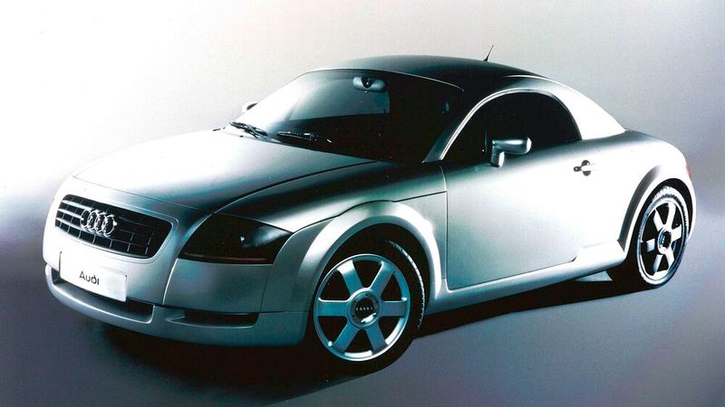 Die Entwicklung des Audi TT begann im September 1994 im Design-Zentrum des kalifornischen Simi Valley nach einem Entwurf von Freeman Thomas. Den Innenraum gestaltete Romulus Rost. Leiter der Audi-Design-Abteilung war Peter Schreyer. Ein Jahr später wurde eine Studie des Audi TT Coupé auf der IAA in Frankfurt der Öffentlichkeit vorgestellt. (Bild: Audi)