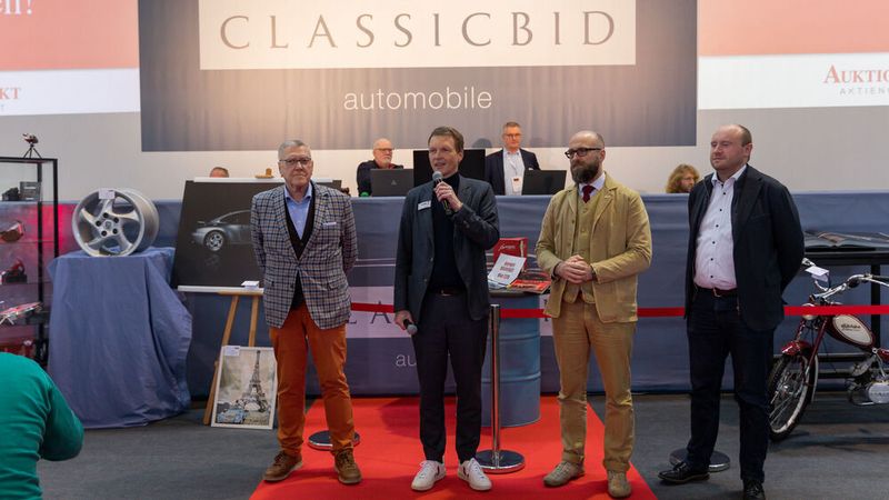 Die Classicbid-Auktion eröffneten (v. l.) Karl-Ulrich Hermann (Gründer und ehemaliger Veranstalter Retro Messen GmbH), Günter Kaufmann (Vorstandsvorsitzender Auktion & Markt AG) sowie Thilo Könicke und Henning Könicke, die neuen Veranstalter der Retro Classics Veranstaltungen durch das Familienunternehmen AFAG. (Bild: Auktion & Markt AG)