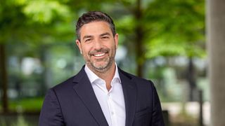 „Die KI macht Vorschläge, die eigentliche Entscheidung trifft weiterhin der Mensch“, erklärt Nico Hartmann, Manufacturing Industry Lead bei Microsoft. (Bild: Alex Schelbert / wildcard.de)