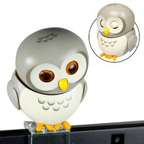 Wer zwischen Weihnachten und Neujahr im Büro sitzen muss, für den kann es ziemlich einsam werden. Monsterzeug.de bietet dazu eine USB-Eule an, die an den Bildschirm gesteckt wird. Sie bewegt sich zufällig, dreht ihr Köpfchen oder zwinkert mit ihren großen Kulleraugen. Die Flügel können manuell auf- oder zugeklappt werden. Kostenpunkt: 26,95 Euro. (Bild: Monsterzeug)