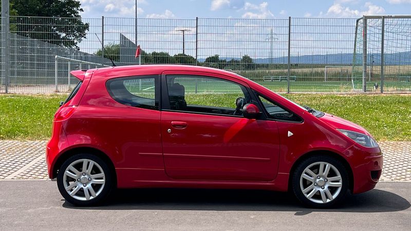 2004 startete die sechste in Deutschland verkaufte Colt-Generation „Z30“. Sie wurde gemeinsam mit dem zeitgleich gestarteten Smart Forfour entwickelt, mit dem sich dieser Colt die Plattform sowie technische Komponenten teilte. Insgesamt waren bei beiden Fahrzeugen etwa 40 Prozent aller Teile gleich. Beide Fahrzeuge wurden in den Niederlanden von der Firma NedCar gebaut.  (Bild: autodrom)