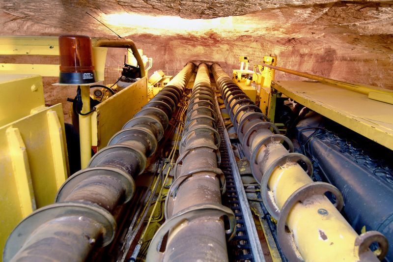 Der Großlochbohrwagen treibt bis zu 7 Meter tiefe Löcher in das Gestein. Nach der Sprengung kann sich das Gestein in diese Hohlräume ausbreiten. (Bild: K+S)