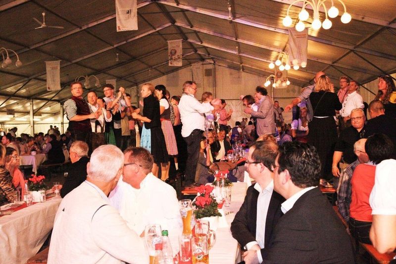 Die Wiesn war nix degegen: Ausgelassene Partystimmung im Hymer-Festzelt. (Bild: Hymer)