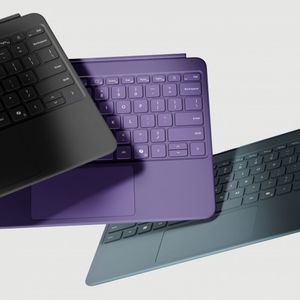 Das Keyboard bietet Microsoft in den passenden Farben an; es kostet inklusive Stift rund 300 Euro.(Bild:  Microsoft)