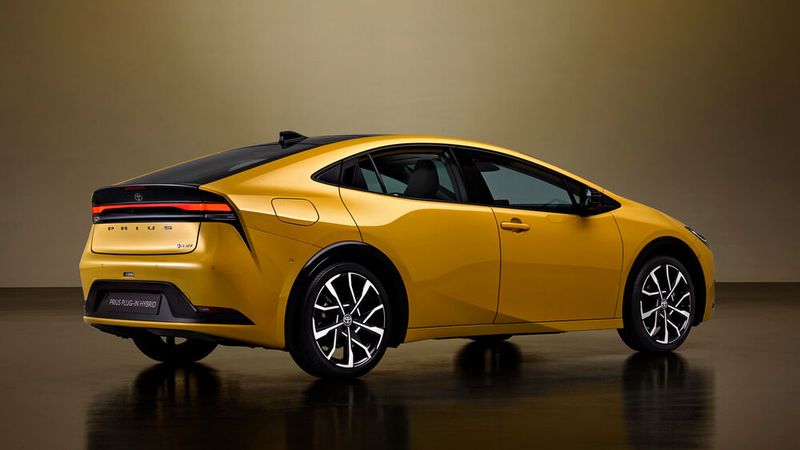 Den Antrieb übernimmt eine Kombination aus 2,0-Liter-Vierzylinder und E-Motor. (Bild: Toyota)