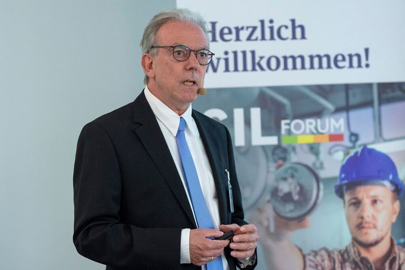 Keine Angst vor komplexen Programmierungen und „schlaflosen Nächten“ vesprach Matthias Garbsch. Der Branchenmanager Funktionale Sicherheit und Explosionsschutz bei Jumo stellte eine sicherheitsgerichtete Kompaktlösung für verschiedene Messgrößen vor, die sich insbesondere für kleinere Anwendungen wie Sondermaschinen und Einzelapplikationen mit niedriger Signaldichte und -anzahl eignet. (J. Untch / Vogel Communications Group)