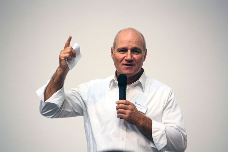 Concernant le concept de Dark Factory, Claus Martin, l'un des directeurs généraux et propriétaires, souligne l'aspect « lumineux », c'est-à-dire le fait de placer l'humain au centre, autrement dit, de maintenir la lumière allumée. (Source : Martin Group)