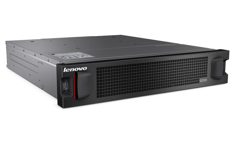 Für den Anschluss an den Server kann beim Lenovo S3200 zwischen 16-Gbit/s-Fibre-Channel, 10-Gbit/s-iSCSI oder 12-Gbit/s-SAS gewählt werden. Fibre-Channel und iSCSI können auch gleichzeitig verwendet werden. (Lenovo)