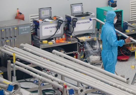 Smart Welding Stations in einem Reinraum. Smart Welding Stations in einem Reinraum.