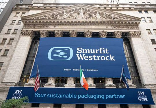 Zum Börsenstart hat auch Smurfit Westrock am Portal der New York Stock Exchance (NYSE) sein neues Firmenbanner ausgerollt.(Bild:  Smurfit Westrock)