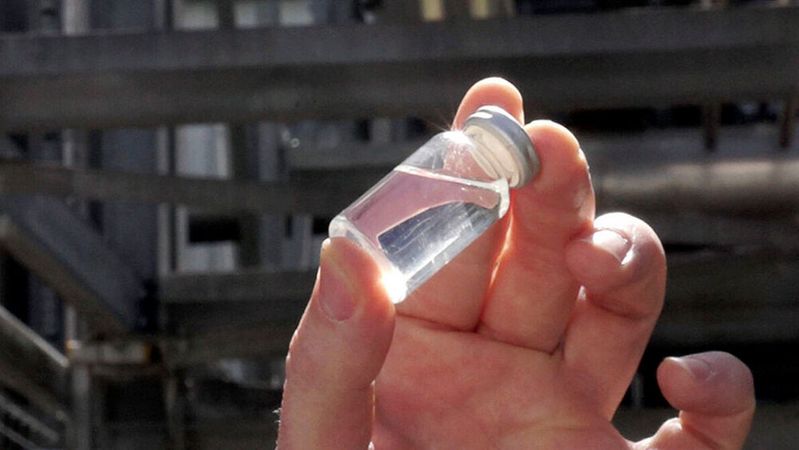 Probe des regenerativ erzeugten Kraftstoffes.(Bild:  Audi)