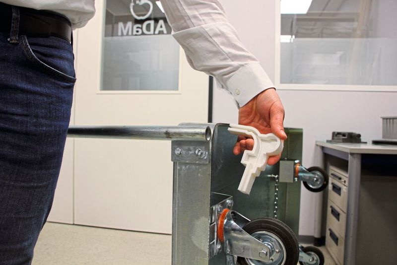 Der Kantenschutz für den Rollwagen wurde mit TPU per Materialextrusion hergestellt. (Bild: © Simone Käfer)