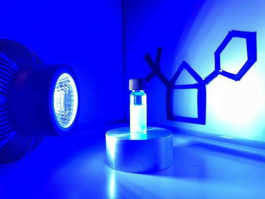 Die chemische Struktur von Hausan erinnert an die Strichzeichnung eines Hauses.(Bild:  Universität Münster)