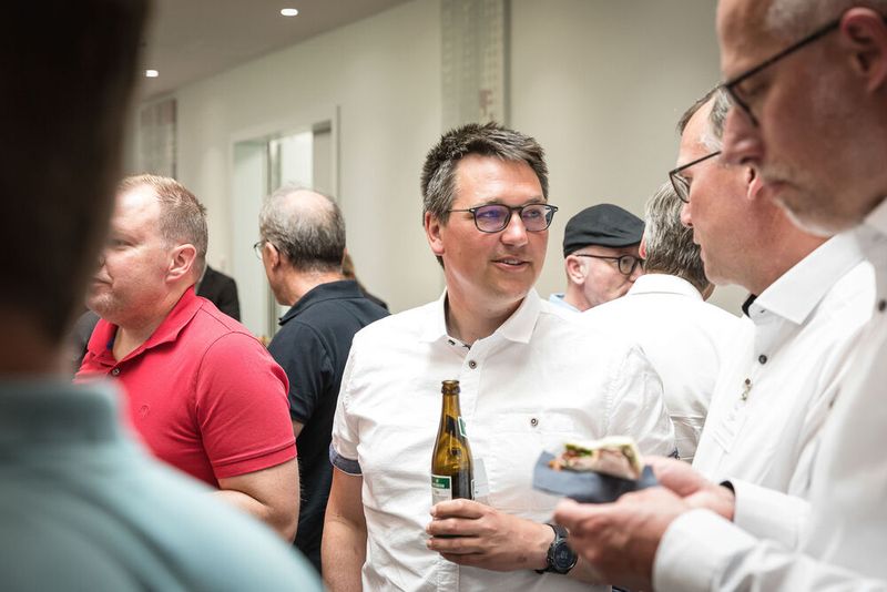 Anwenderkongress Steckverbinder 2023: Tag 1 mit Basisseminaren, Podiumsdiskussion und Posterslam. (Bild: Stefan Bausewein)